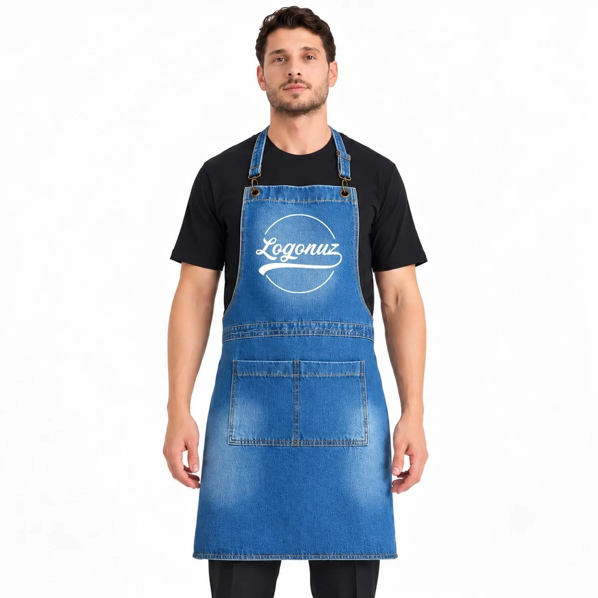 Beyaz logo baskılı açık mavi kot denim askılı kuaför önlüğü, önden tam görünüm