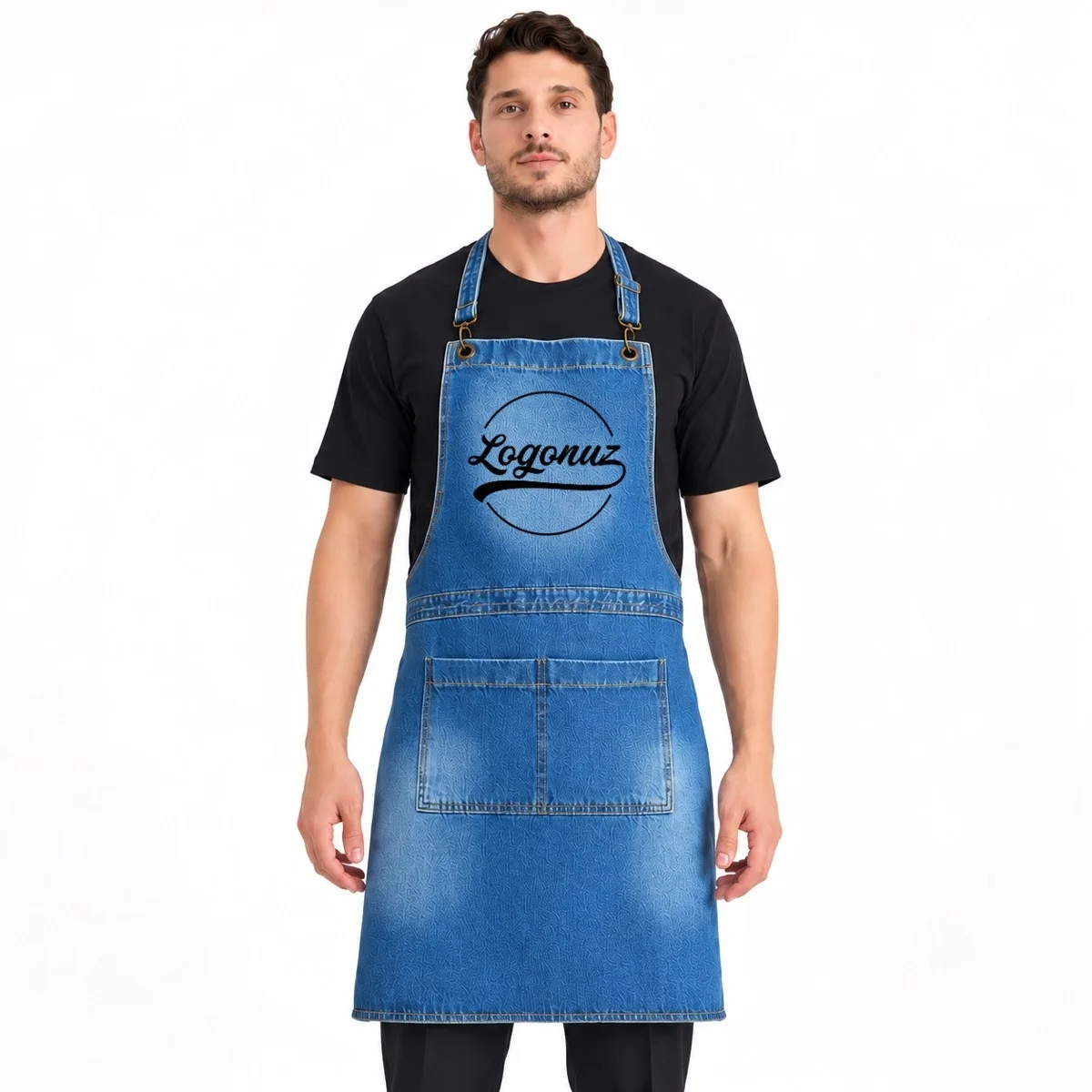 Siyah logo baskılı açık mavi kot denim askılı önlük, önden tam görünüm