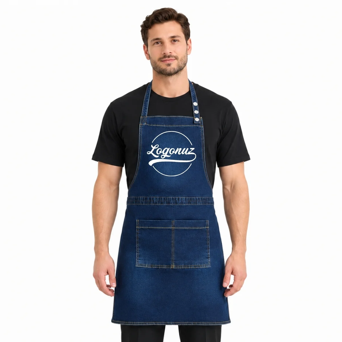 Beyaz logo baskılı lacivert kot denim askılı cepli kuaför önlüğü, önden tam görünüm